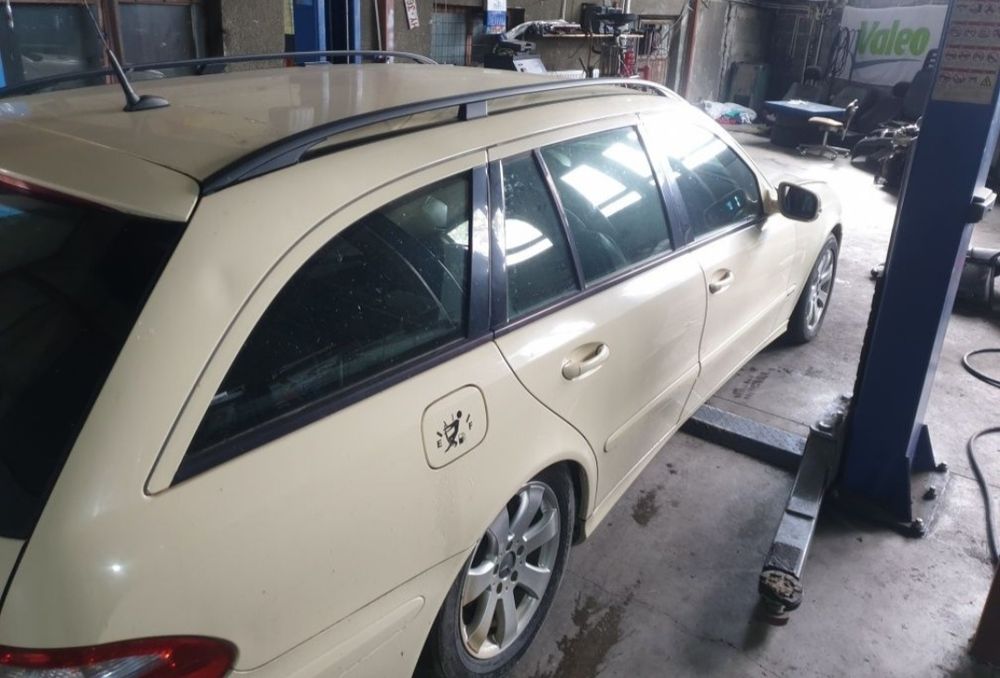 Dezmembrez Mercedes E 220