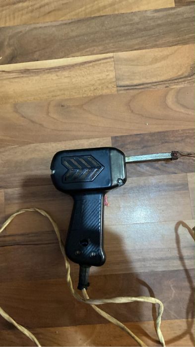 Pistol de lipit romanesc