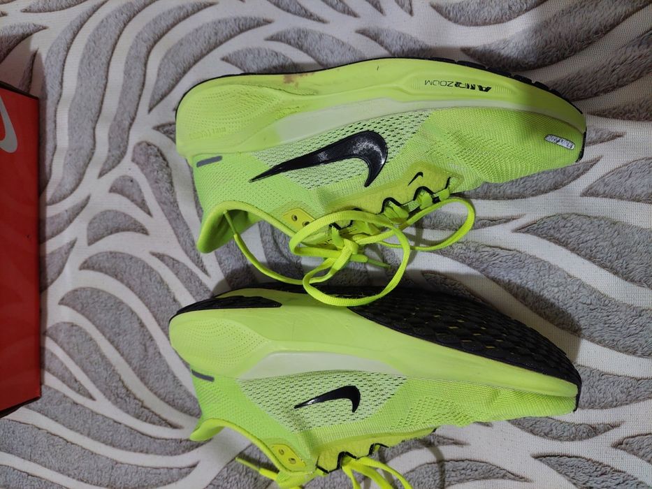 Продам беговые кроссовки Nike