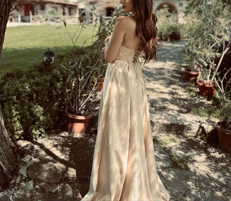 Балната рокля в златисто-шампански нюанс – носена само няколко часа