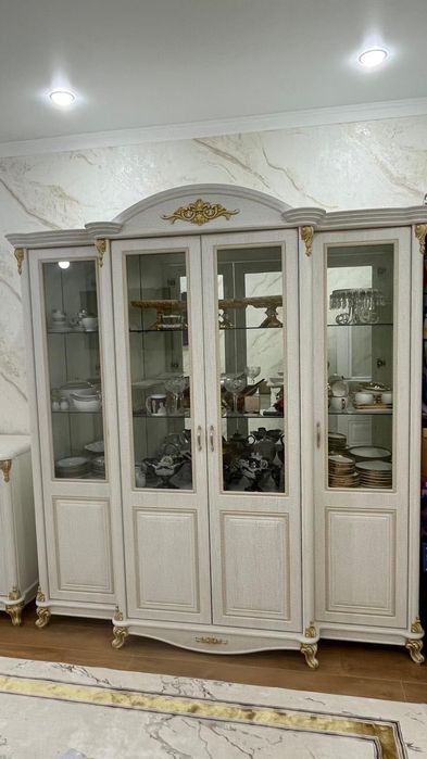 Шкаф белый с комодом для гостиной