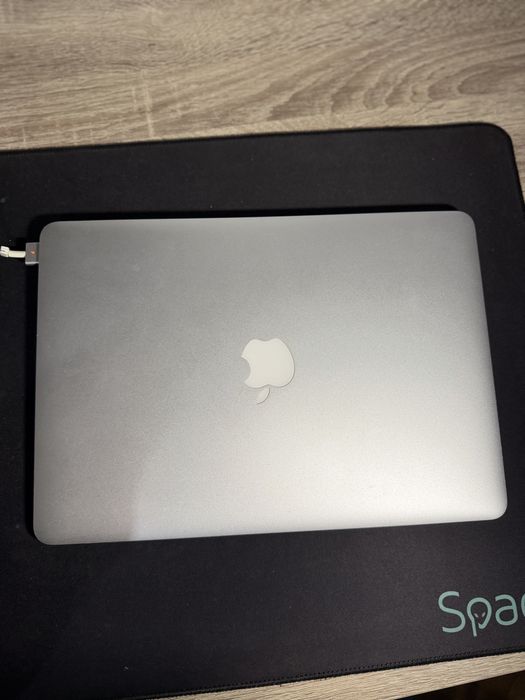 MacBook Air 13” i7 • 8GB RAM • 256GB SSD • Stare foarte bună