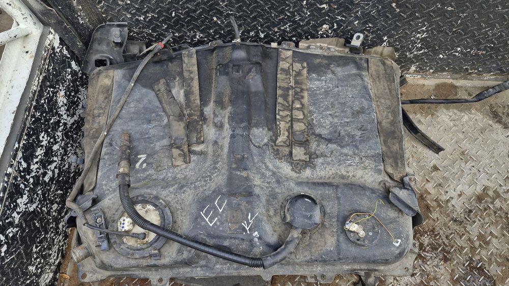 Бензобак Тойота раф 4 2003