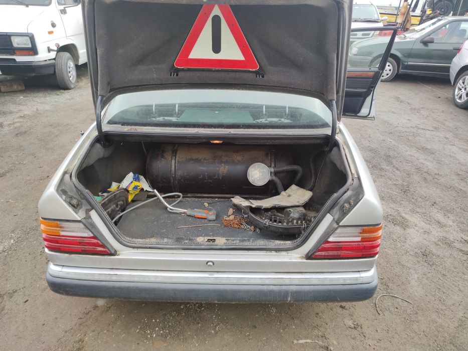 Мерцедес 124 Е200 /Mercedes-Benz 124 E200 на части