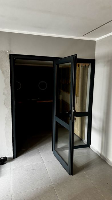 Вътрешна алуминиева преграда с врата