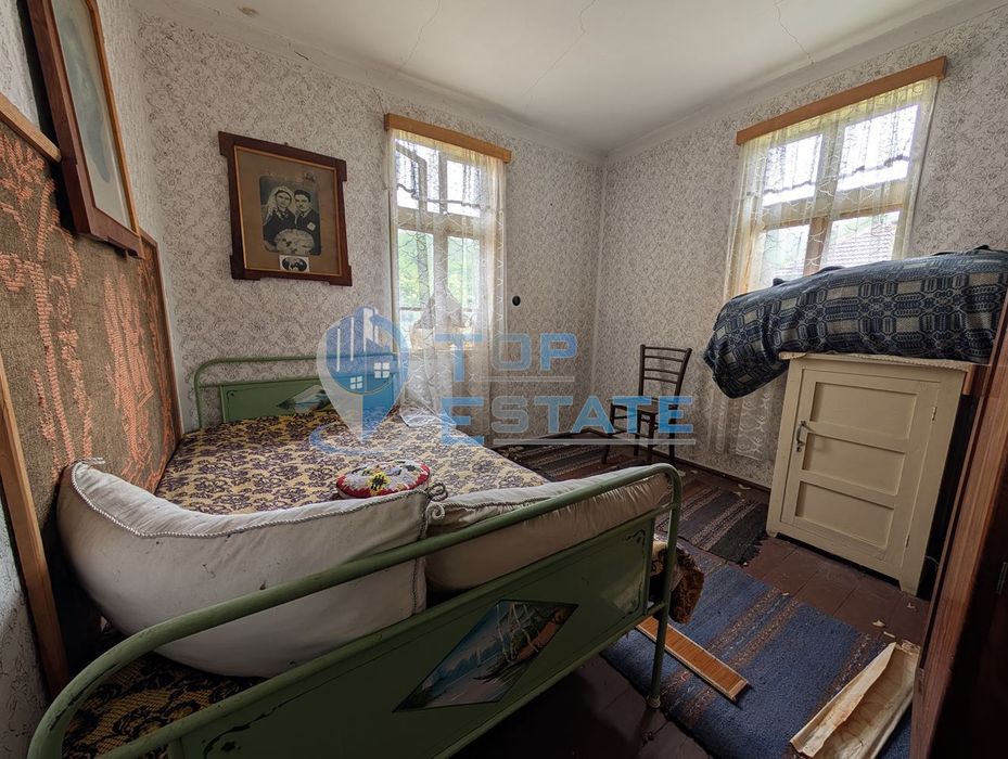 Двуетажна тухлена къща в близост до град Плачковци