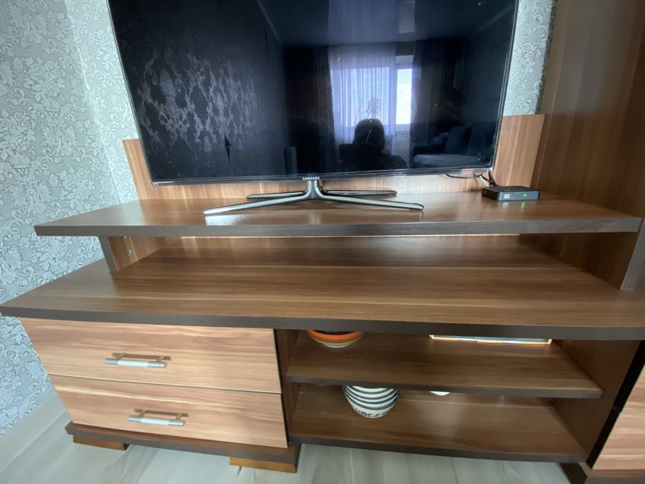 Продам тумбу под телевизор