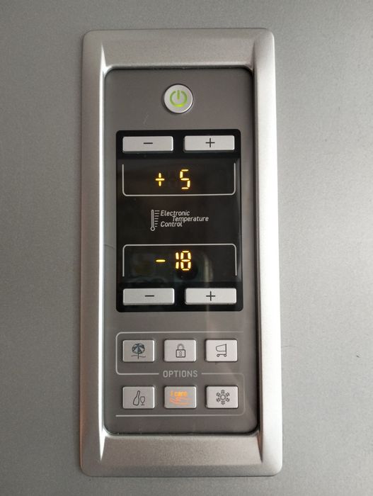 Продам холодильник Hotpoint ariston.