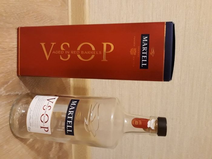Бутилка с кутия от коняк Martell V.S.О.Р red barrels за колекция