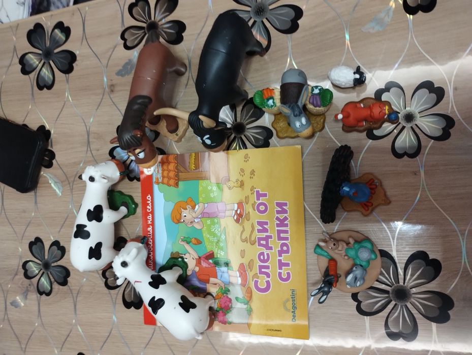 Продавам фигурки с книжка