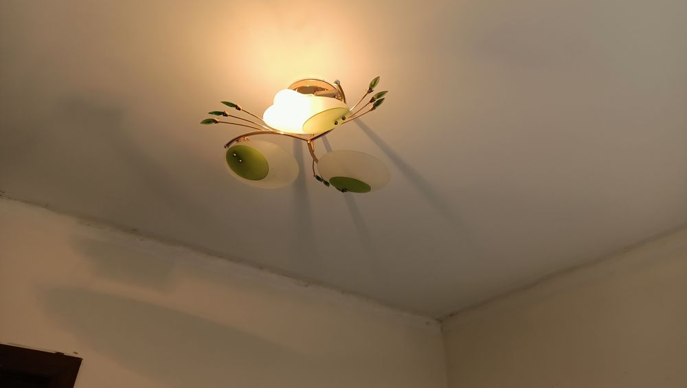 Продом 4 люстра.