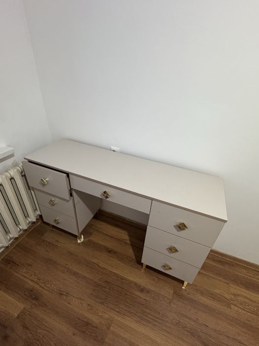 Дамский столик для спальни