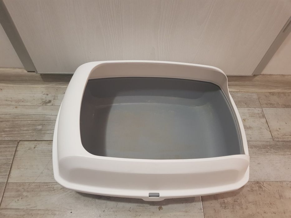 Продавам котешка къща-драскалка и котешки тоалетни