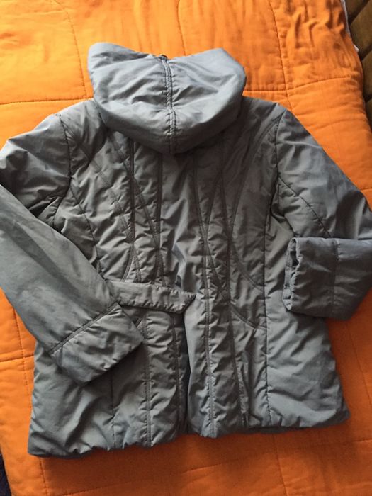 Дамско спортно яке с качулка в приятен сив цвят, леко и топло
