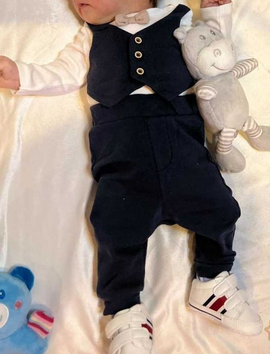 Set costum bebelusi bumbac, marime 56, adidasi, pantaloni si body H&M