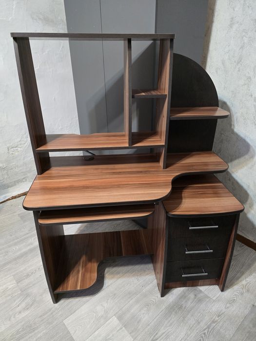 Продам компьютерый стол