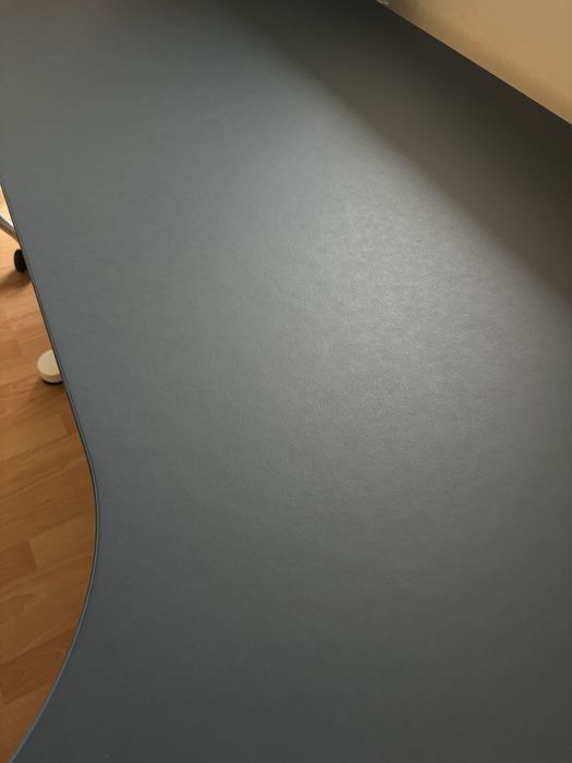 Ъглово офис бюро с регулиране на височината IKEA BEKANT с мрежа отдолу