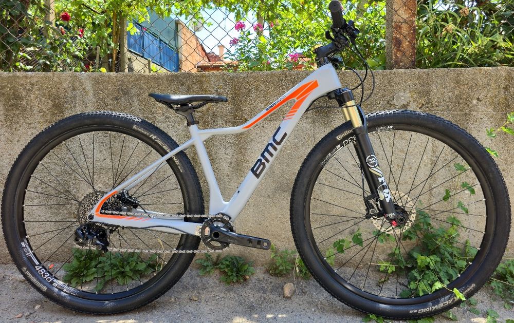 Bmc Карбонов Швейцарски велосипед 29 цола XS размер 1x11 Sram Fox 32 Проходни оси Като нов