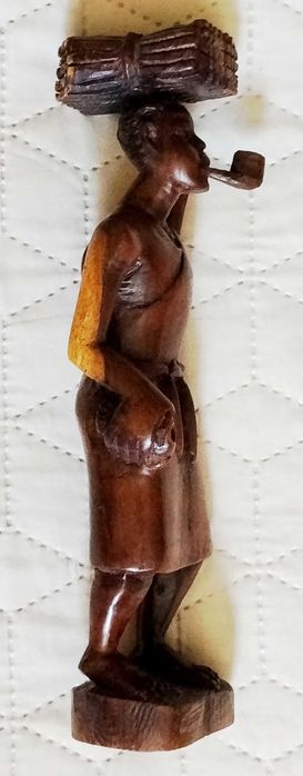 Statuetă africană lemn exotic - Femeie cu pipă și legătură lemne 23 cm