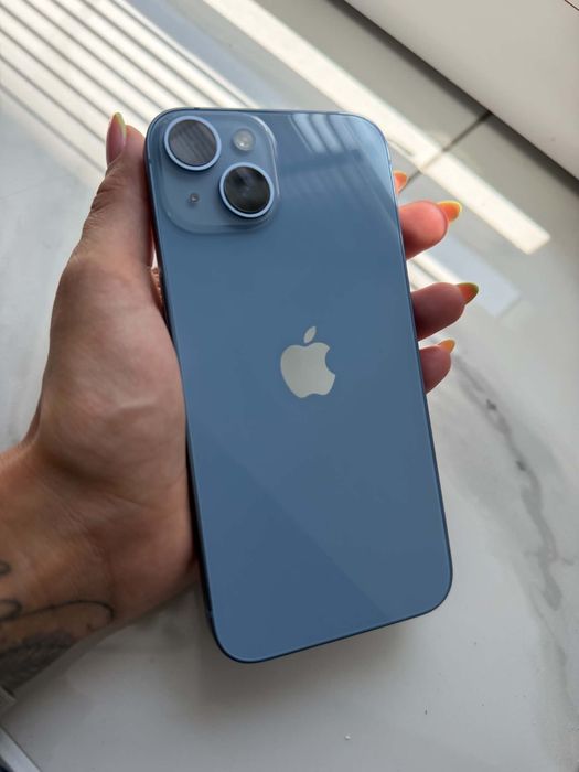 Два телефона iphone 14 и iphone 13