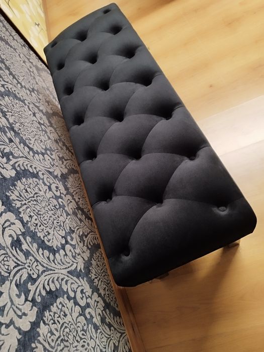 Vând băncuță, canapeluță tapițată , Chesterfield,din catifea, negru