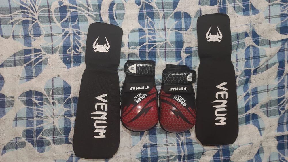 Продам набор перчатки и футы