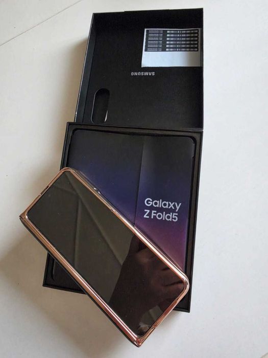 Samsung Galaxy Z Fold 5 со смарт часами