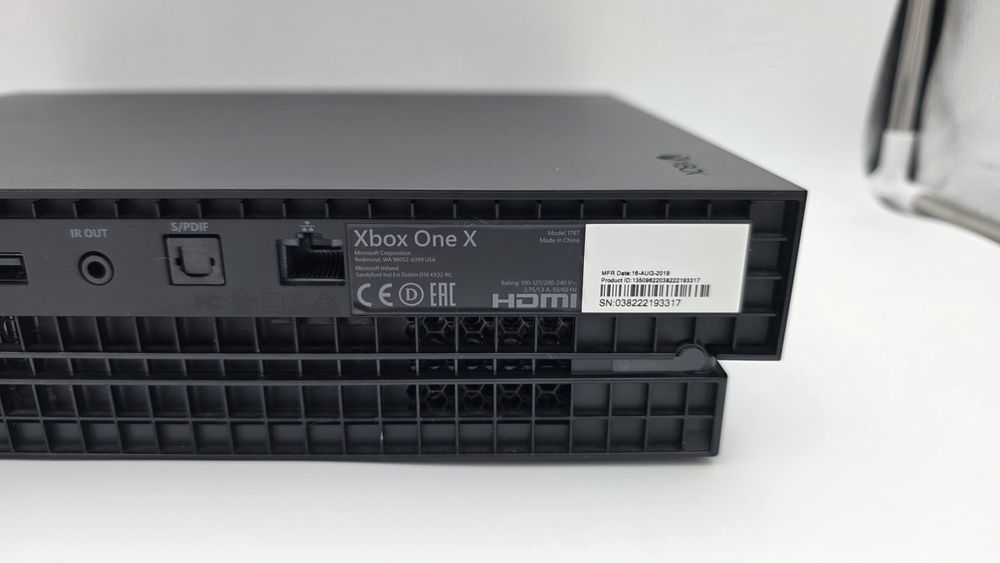 Pachet consola Xbox one X + 2 controllere + 21 jocuri