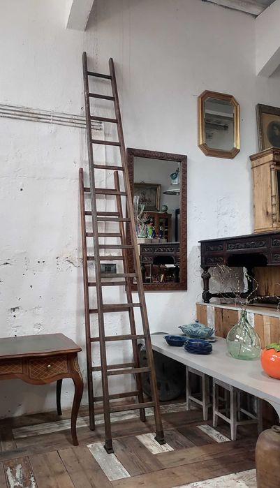 Scara veche din lemn masiv  Italia  /Recuzita/Obiect Decorativ