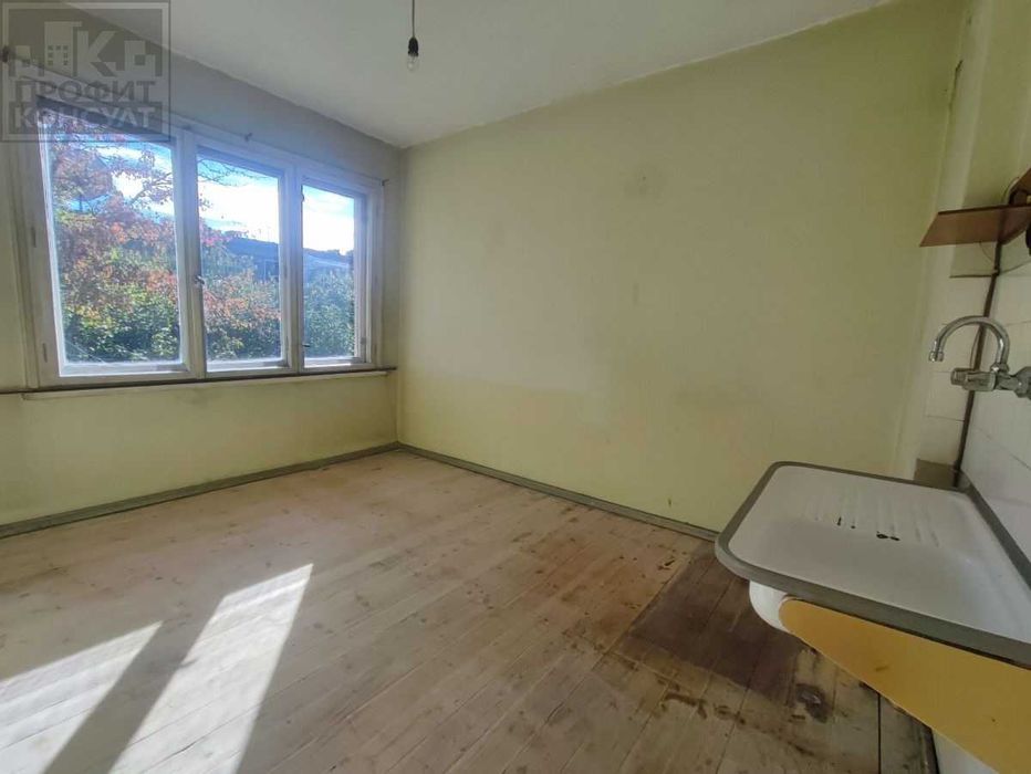 Тристаен апартамент с гараж в идеален център