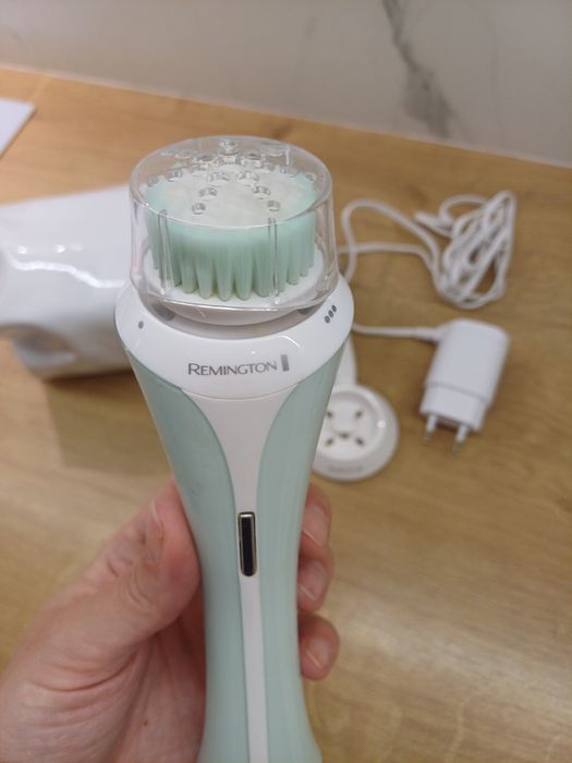 Водоусточива четка за почистване на лице Remington Reveal