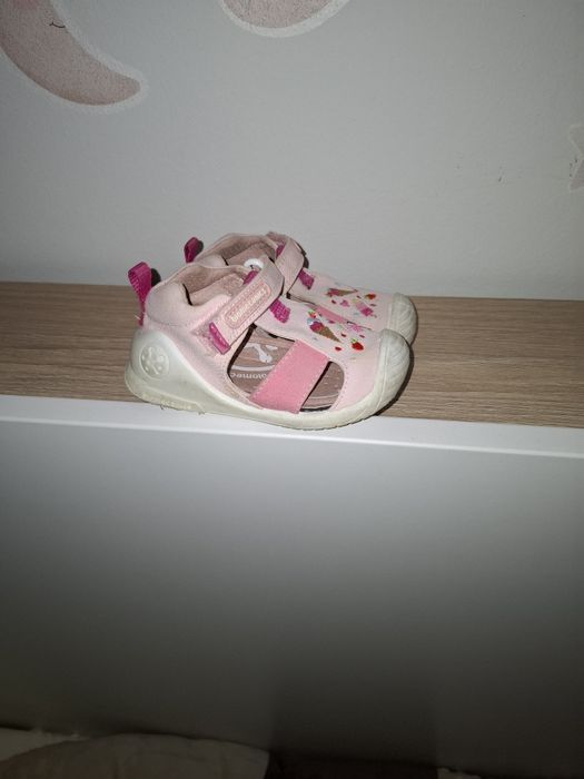 Пантофи, сандали, боти и маратонки