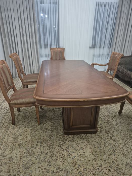 Продаётся стол в зал