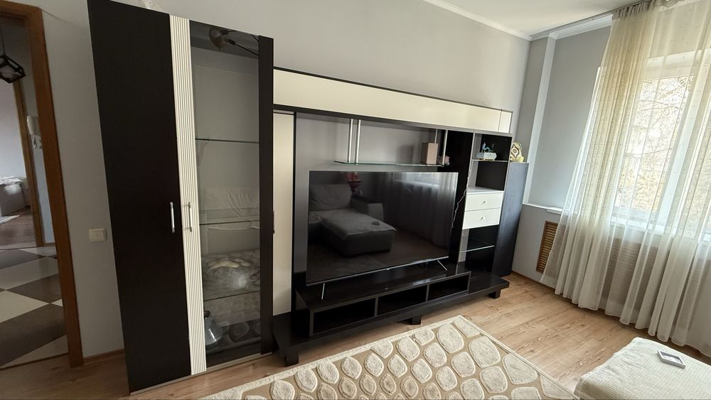 Стенка/шкаф под телевизор со шкафами