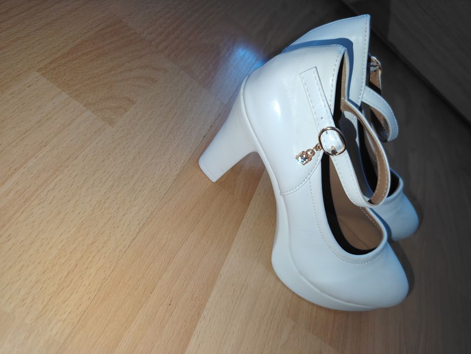 Pantofi eleganti albi