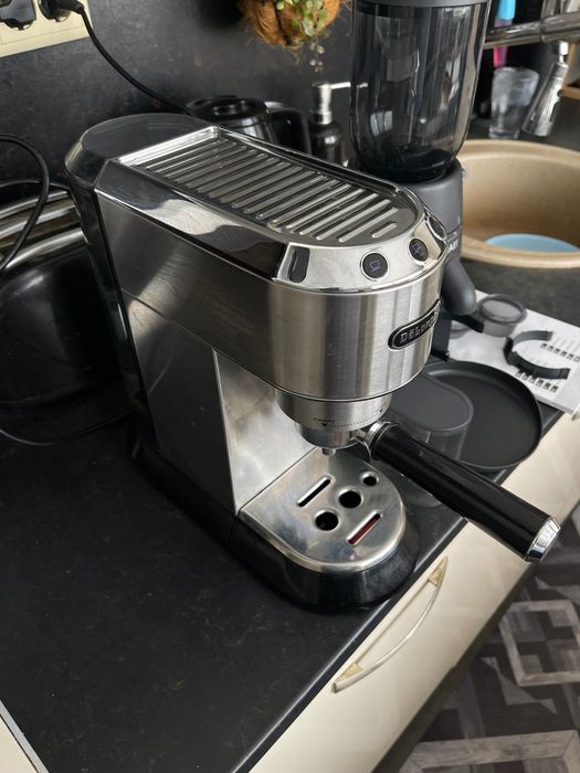 Кафемашина Delonghi Dedica + Конусна кафемелачкаDelonghi