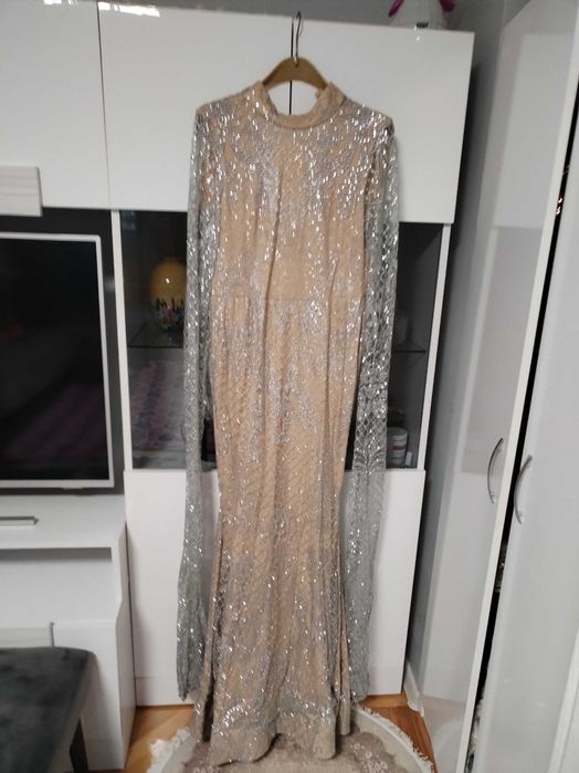 Продават се рокли