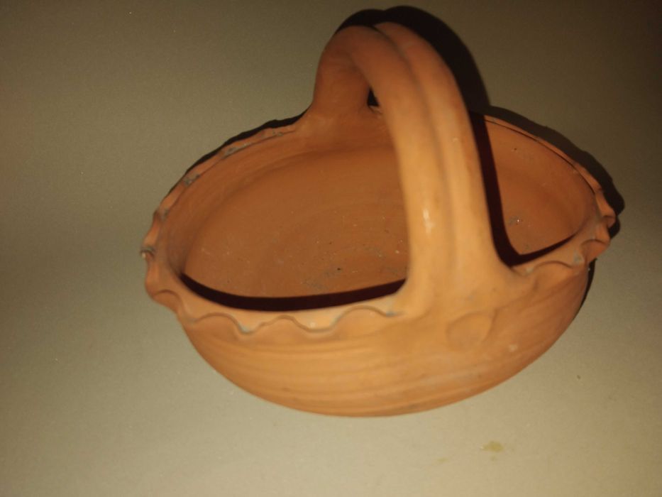 Лот 2 броя керамични саксии – битов стил (със забележка)