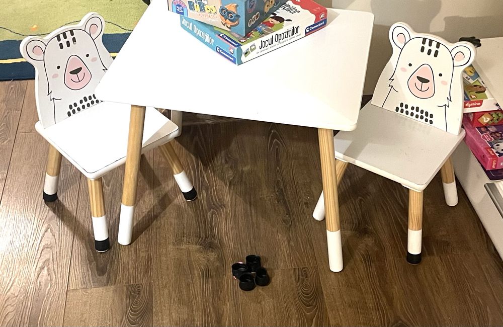 Vand masa si scaune pentru copii
