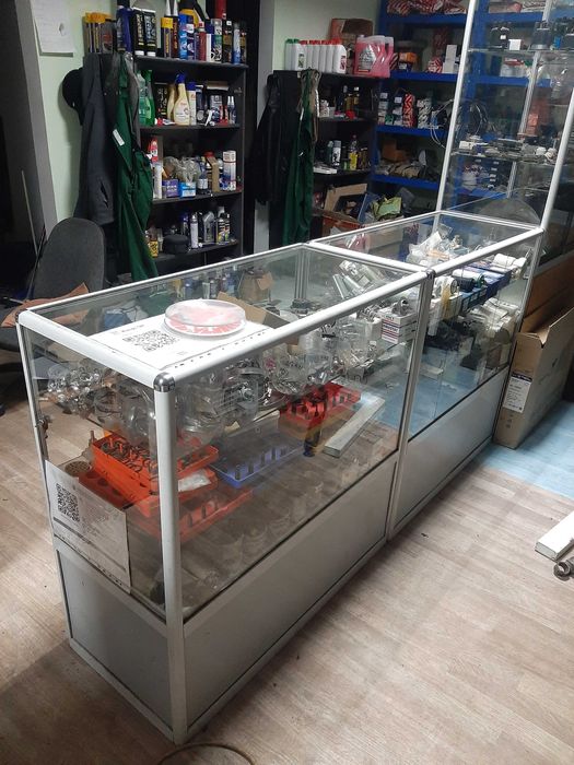 Продам торговое оборудование. Витрины разных конструкций .