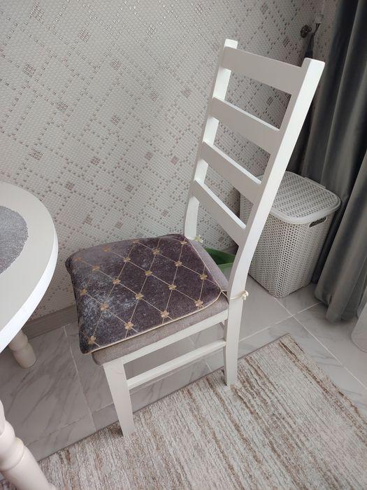 Продам  стол и 4 стула