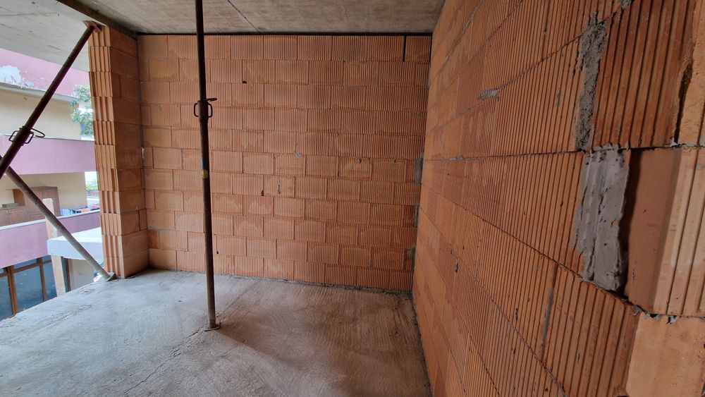 Firma de constructii executam case la rosu