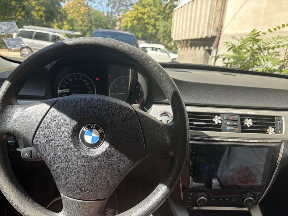BMW 320 E90 кола