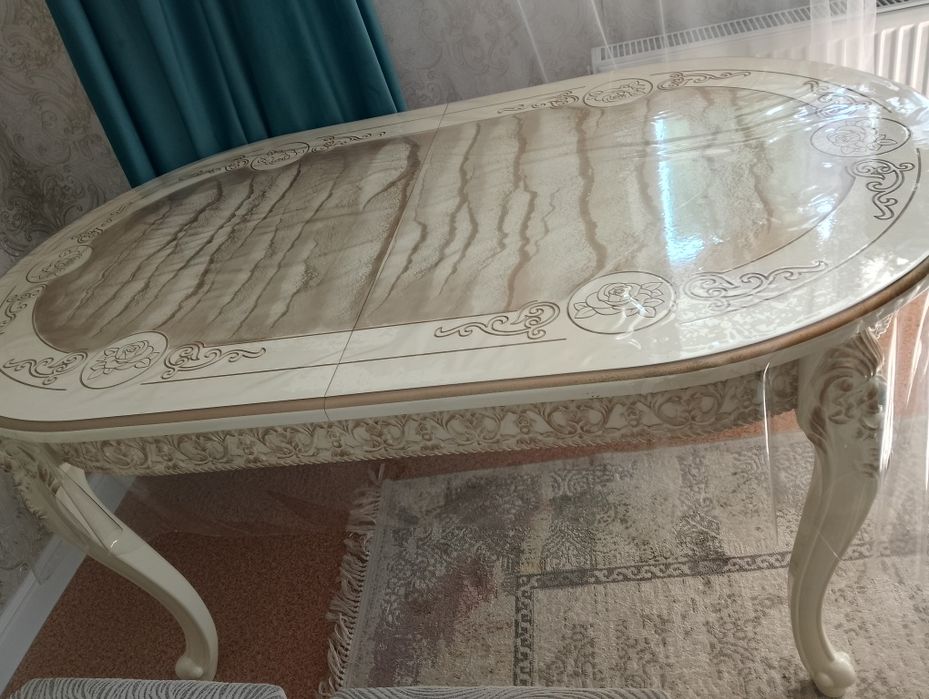 Стол для гостинной