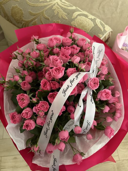 Кустовые розы в упаковке