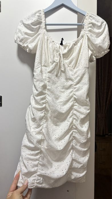 Бяла дантелена рокля по тялото- H&M