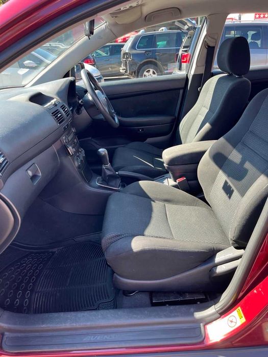 Toyota Avensis, 2004 година, бензин, в движение, цвят бордо