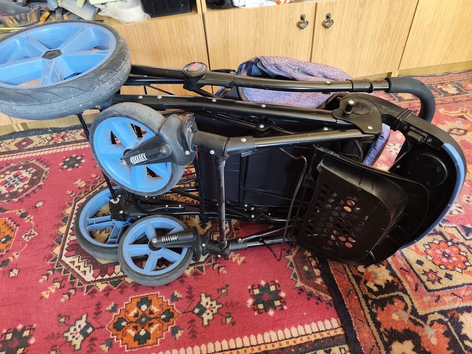 Продаётся коляска состояние смотрите по фото.