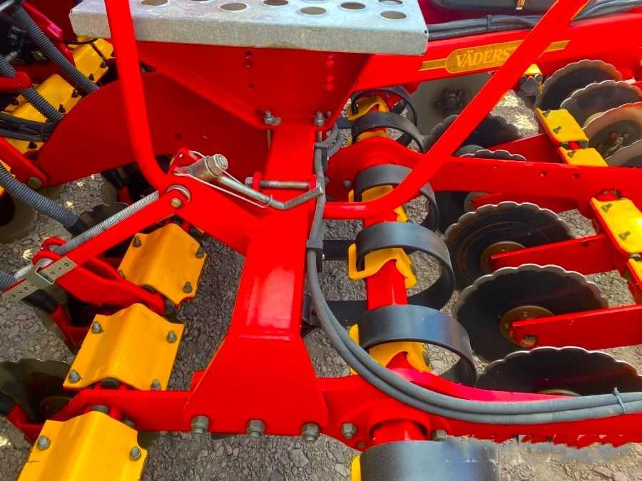 Semanatoare Vaderstad 400 C Plus cu Pregatire pe Discuri + Fertilizare + Distribuitor Seminte Mici an 2016 Kuhn Amazone Fendt John Deere New Holland