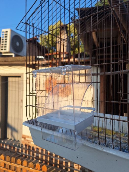 Автоматични хранилки за канарчета, папагали, амадини и други птички.